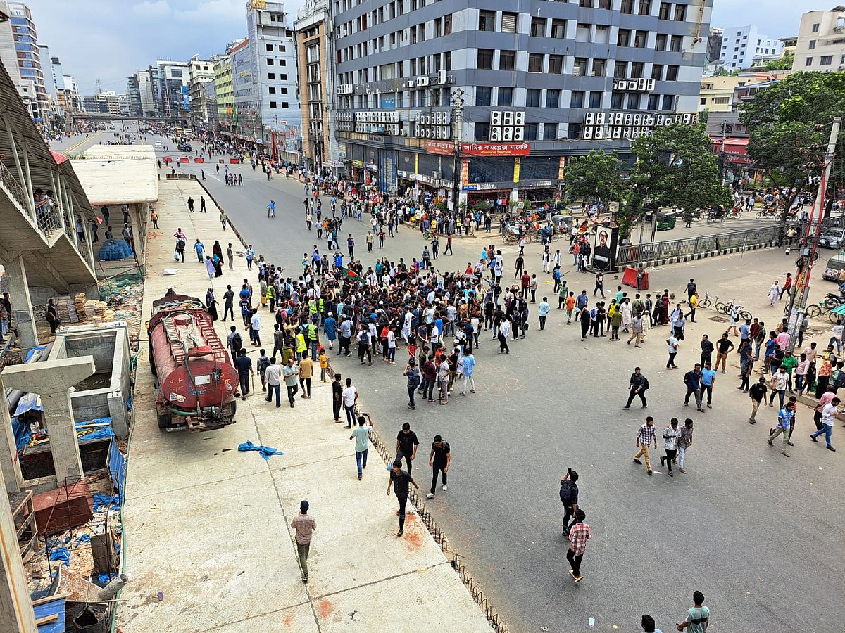 রাজধানীর উত্তরায় আজমপুরে সড়ক অবরোধ করে বিক্ষোভ করছেন বিভিন্ন শিক্ষাপ্রতিষ্ঠানের শিক্ষার্থীরা। বেলা একটার দিকে
